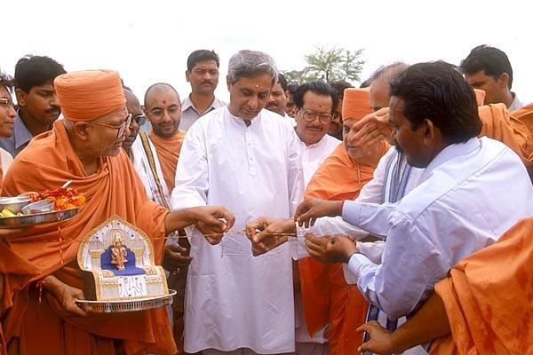The village of Banipat is inaugurated by Swamishri, Shri Naveen Patnaik and Shri Divyasinghdev