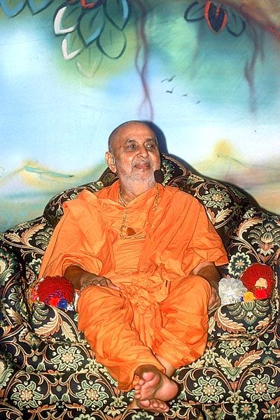 Swamishri blesses the Janmashtami festival assembly