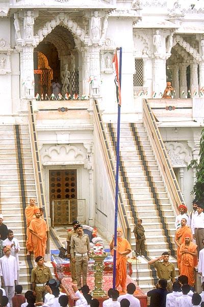 Swamishri hoists the Indian National Flag, 15 August