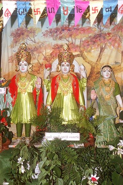 Shri Harikrishna Maharaj and Shri Laxmi Narayan Dev decorated for Bal Din