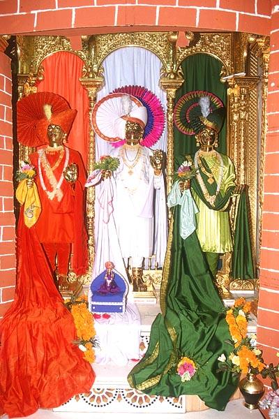  Shri Dham, Dhami and Mukta adorned in the tricolors of the Indian flag on Independance Day