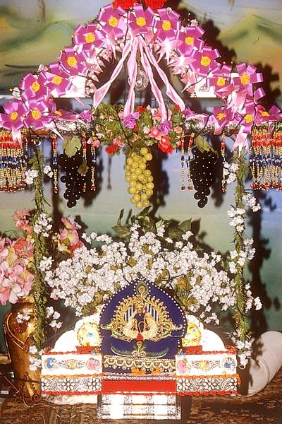 Thakorji adorned in a beautiful hindolo