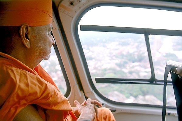 Swamishri arrives back to Jagannathpuri by helicopter