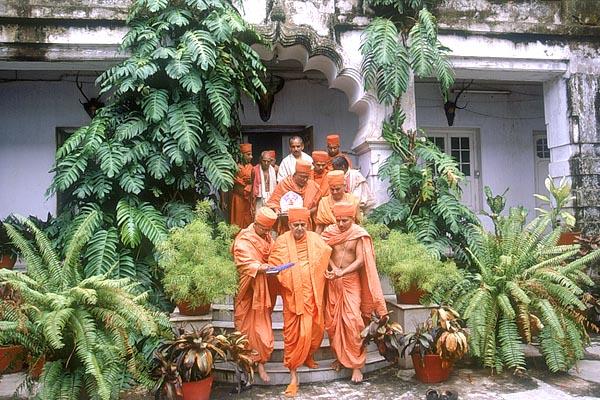 Swamishri descends the steps of the palace