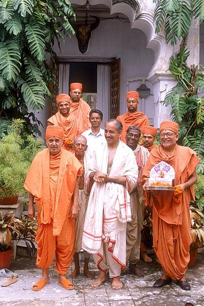 Swamishri, King Divyasinghdev, Thakorji and sadhus. Thereafter Shri Divyasinghdev led Swamishri to the Jagannath mandir