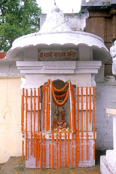 The shrine in memory of Nilkanth Varni's stay by the Indraduymna Sarovar. Shri Akshar Purushottam Maharaj and 'charnarvind' of Shriji Maharaj