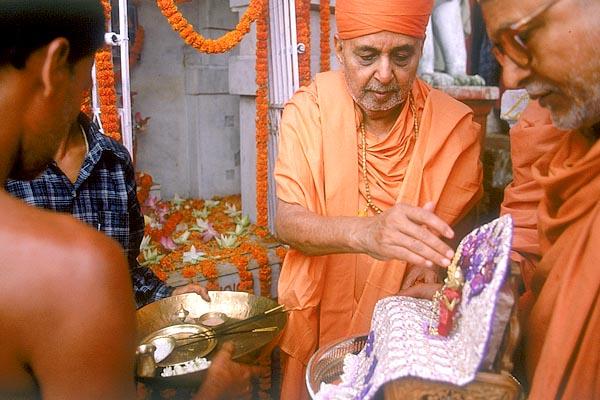 Swamishri performs pujan of Thakorji and murtis in the shrine