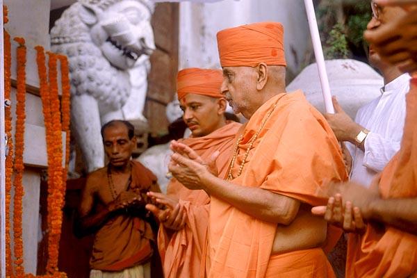 Swamishri chants the dhun and offers prayers