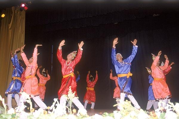Swamishri attends Bal-Kishore day assembly where balaks and kishores present folk dances and cultural programs 