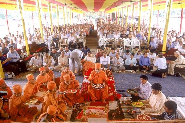 Swamishri and devotees perform the arti and rituals during the Bhumi-pujan of the complex on the new site
