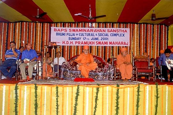 Swamishri strikes the land as part of the Bhumi-pujan ritual
