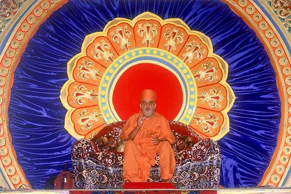 Swamishri blesses the assembly of 1,100 devotees and wellwishers 