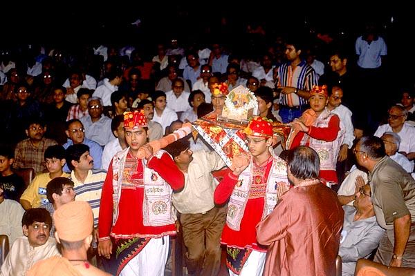 Kishores perform the welcome dance during the arrival of Shri Harikrishna Maharaj in a palanquin