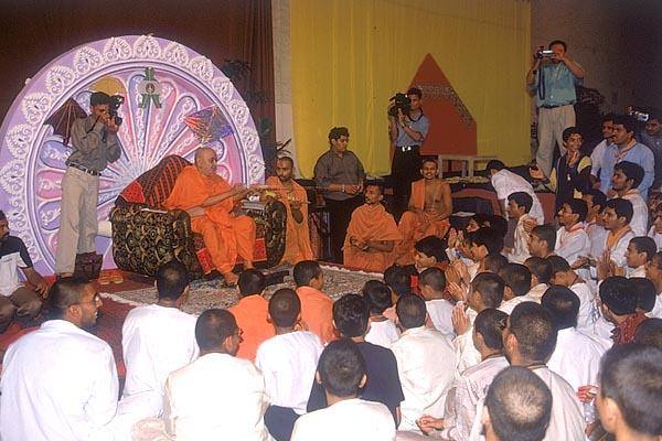 Swamishri celebrates a special program of rang utsav with balaks from USA