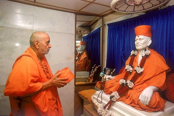 Swamishri engaged in darshan and prayers before the murti of Guru Shastriji Maharaj on his birth place