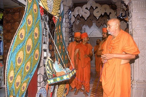 Swamishri rocks Thakorji