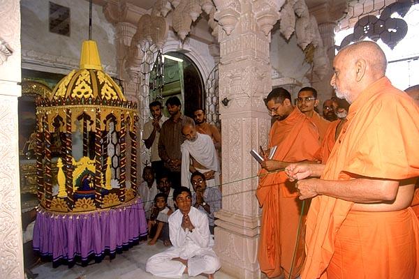 Swamishri rocks Thakorji in an exquisite hindolo