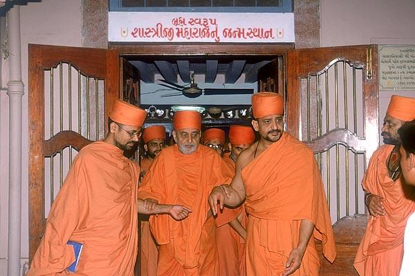 Swamishri exits after darshan at the birth place