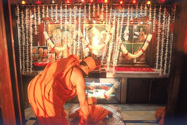 Swamishri performs dandvat to the murtis of Thakorji that were brought from the Swaminarayan Mandir, Gulu, Uganda after the exodus in 1973
