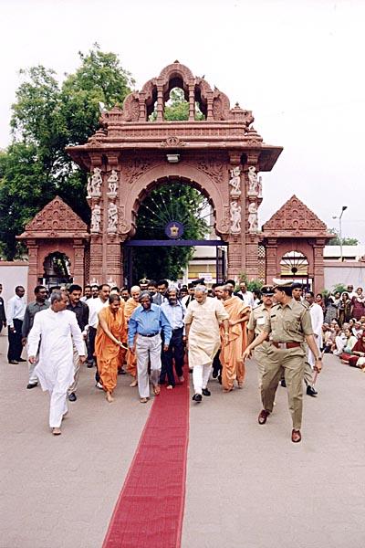 H.E. Abdul Kalam, President of India, meets Pramukh Swami Maharaj at BAPS Mandir