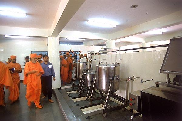 Swamishri observes the cooking facilities in the kitchen