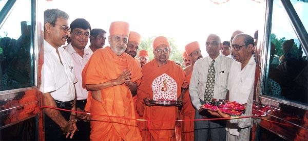 Swamishri vedically inaugurates the administration block