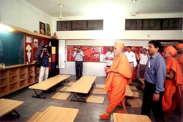 Swamishri sanctifies the art room
