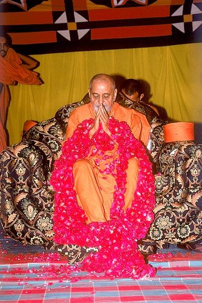 Swamishri is honored with an 81 ft. long garland of roses in Valasan