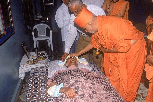 Swamishri blesses 93 year old Prabhudasbhai who is unconscious