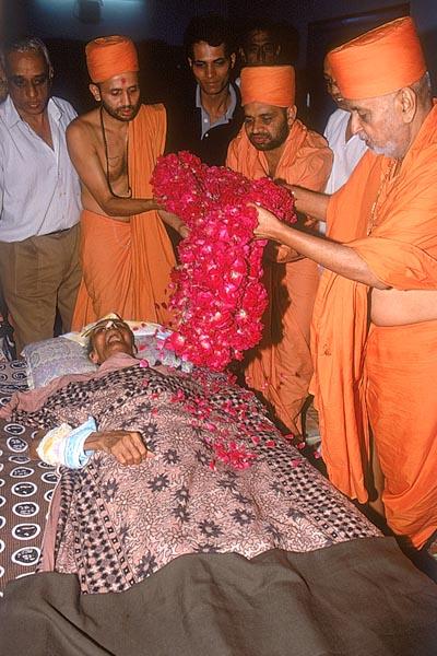 Swamishri had brought the 81 ft. long garland from Valasan to honor Prabhudasbhai