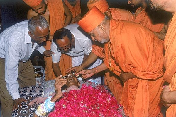 Swamishri talks to Prabhudasbhai saying that Maharaj, Shastriji Maharaj and Yogiji Maharaj will take him to Akshardham