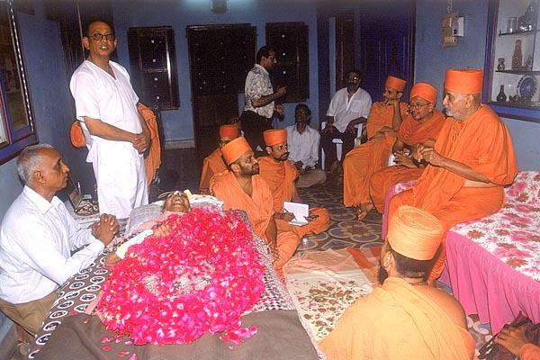 Swamishri praises the services and devotion of Prabhudasbhai