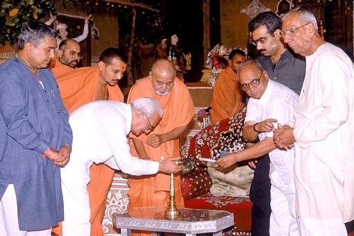 In the presence of Swamishri members of Jithri TB hospital light the lamp and announce the donation offered to them by the local municipality and other organizations