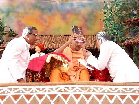 Swamishri inaugurating a biography on Subhash Chandra Bose translated by a devotee from Marathi into Gujarati