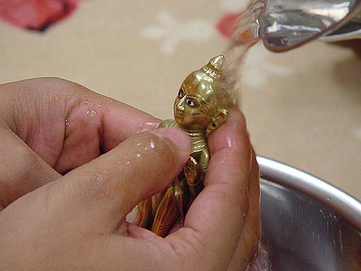 Lord Harikrishna Maharaj's morning routine of brushing, gurgling and bathing on New Year's morning