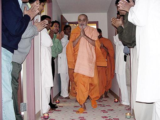 Swamishri bids everyone 'Jay Swaminarayan' on New Year's Day morning