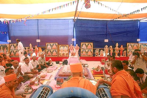 Yagna ,Swamishri performs the murti pratishtha yagna