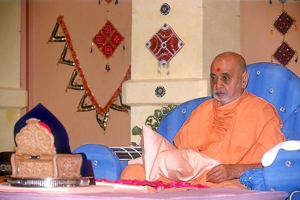 Swamishri says the rosary during his puja
