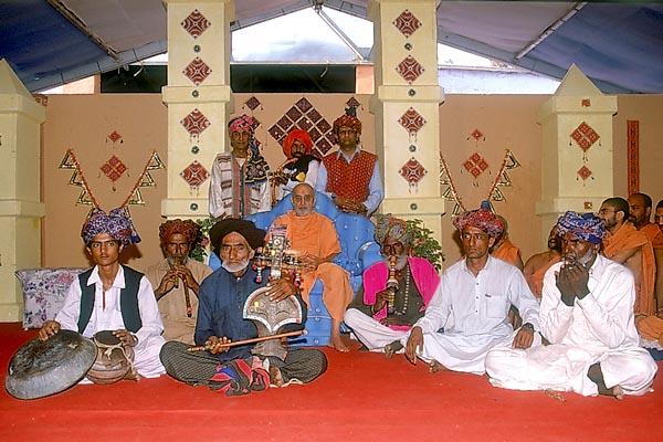 Swamishri holds Surando, Ravan Haththo and other instruments as the artistes enjoy a photo session with Swamishri  