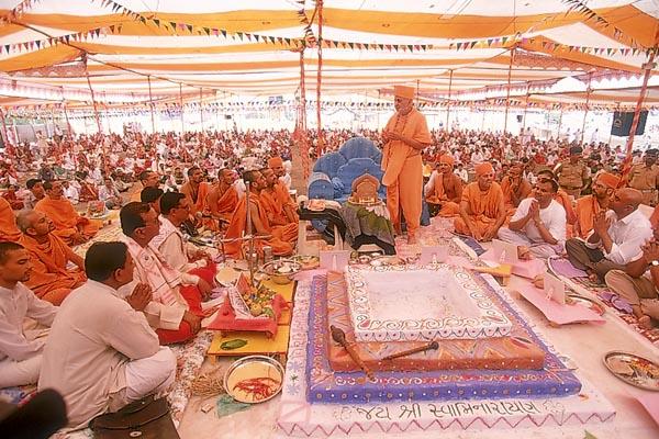 Yagna ,Swamishri blesses the participants and other devotees seated in the yagna ceremony