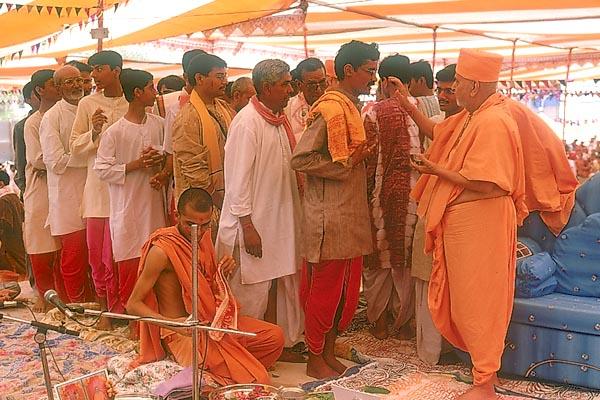 Yagna ,After the yagna, Swamishri blesses the Brahmins who conducted the ceremony