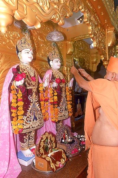 Murti pratishtha ,Swamishri performs the murti pratishtha ceremony of the murtis 
