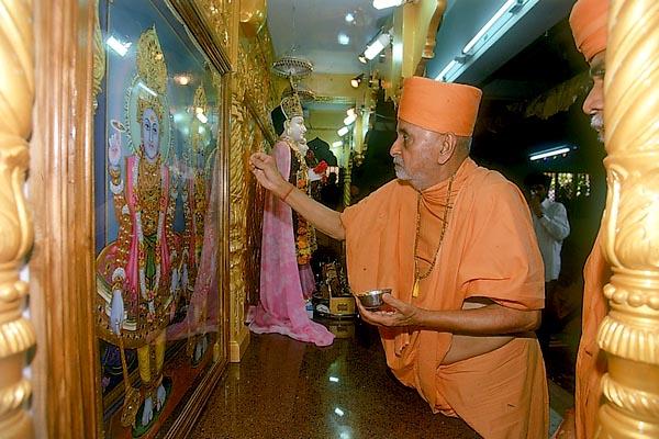 Murti pratishtha ,Swamishri performs pujan of Shri Nar Narayan Dev