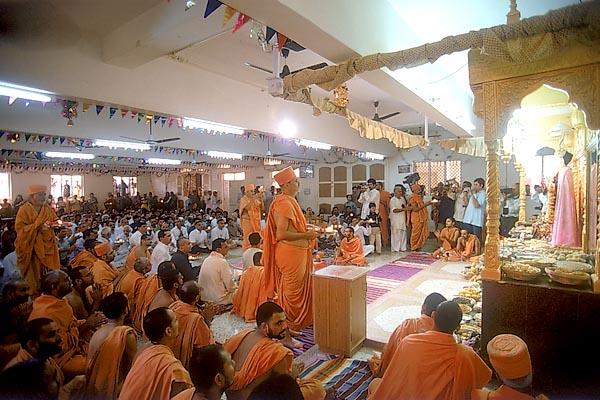 Murti pratishtha ,Swamishri performs the murti pratishtha arti in the mandir hall