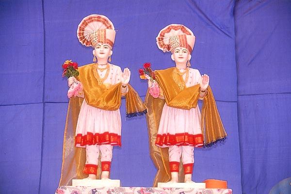 Murti pratishtha ,The murtis of Akshar Purushottam Maharaj preside over the murti pratishtha assembly