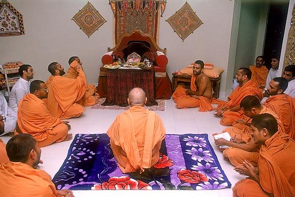 Murti pratishtha ,Swamishri leads the singing while thal is offered to Shri Harikrishna Maharaj 