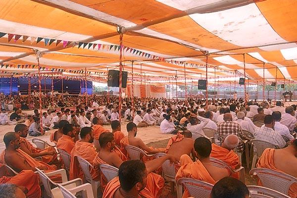 Murti pratishtha ,Devotees seated in the murti pratishtha assembly 