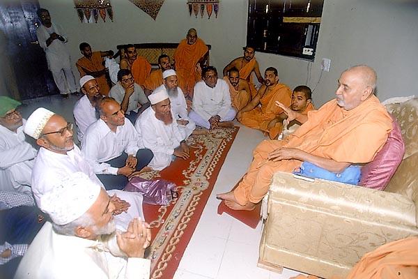 Muslim leaders meet Swamishri to condemn the terrorist attack on Akshardham