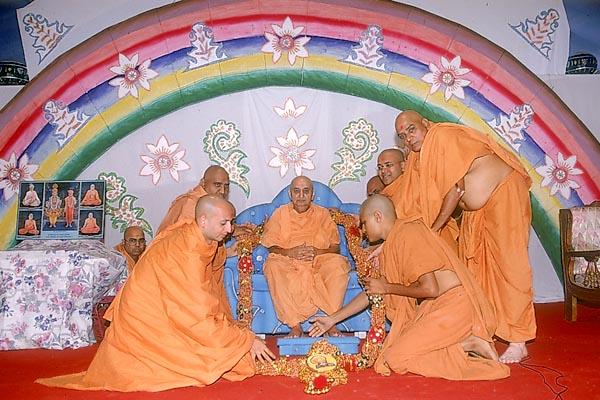 Sadhus based in Bhuj mandir garland Swamishri