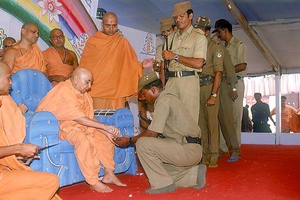 Policemen pledge to give up their addictions before Swamishri
